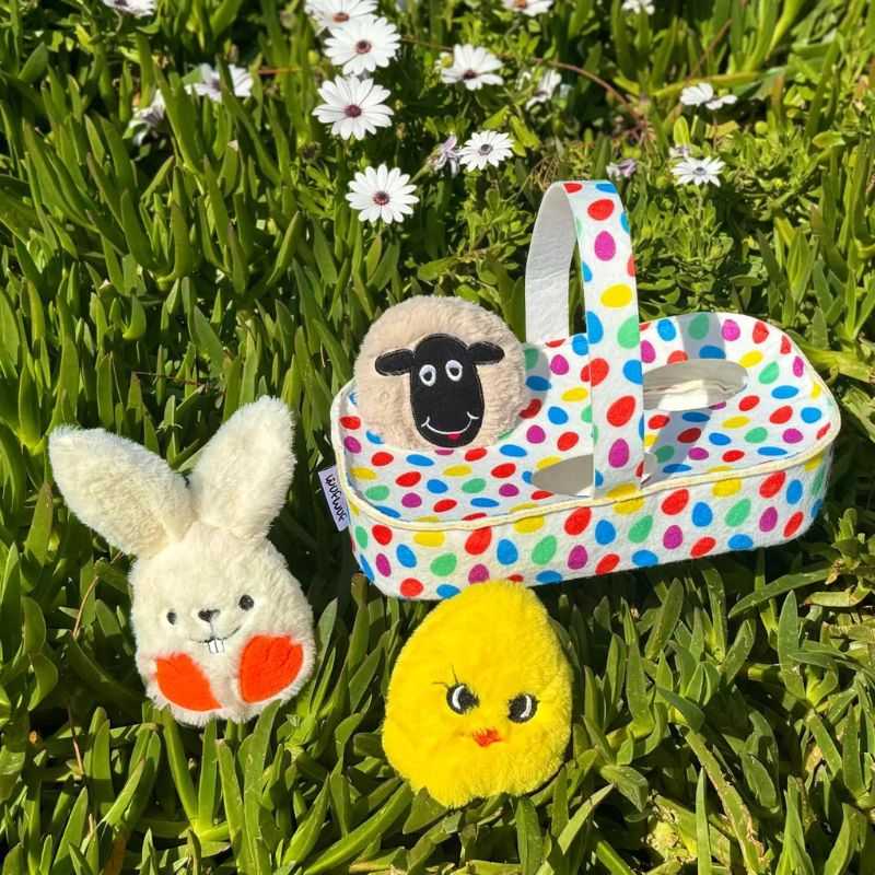 The Easter Basket - Interactive Hide and Seek Dog Toy offers various ways to entertain your dog. This toy ticks all the boxes your dog needs by acting as a cuddly toy, for hiding treats or playing a game of fetch.