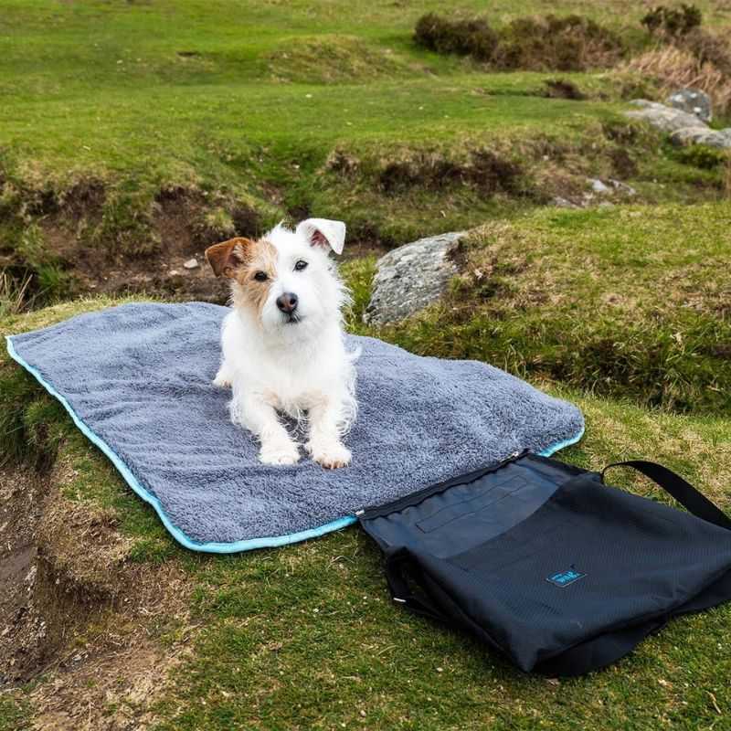 The Henry Wag Easy Roll Dog Travel Bed provides a comfortable resting place on active days out. For use for your car's rear seat or boot or at home as a sleeping area for your dog 