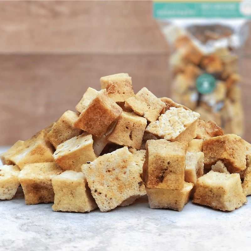 Lil's Scamp's Fish Bites for dogs are natural, low in fat and a great source of protein and omega-3. These treats are made from 100% fish. Perfect for dogs with sensitive stomachs.