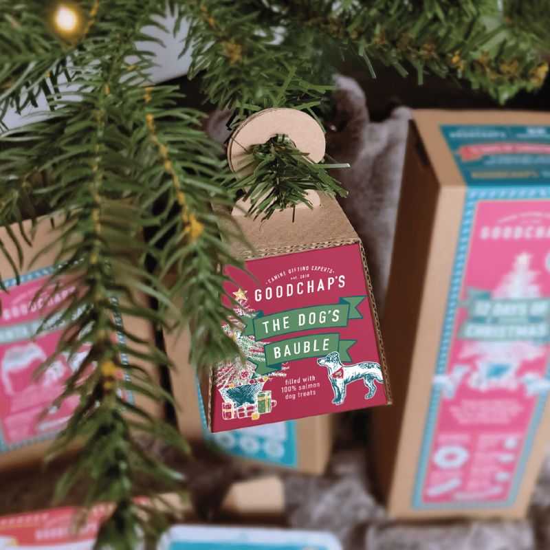 The Dog's Bauble is a natural dog treat filled with 100% salmon. The perfect Christmas tree gift for your dog on the big day. Only natural ingredients with no additives.