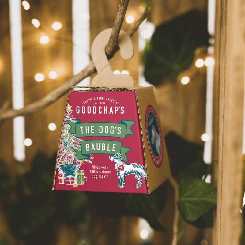 The Dog's Bauble is a natural dog treat filled with 100% salmon. The perfect Christmas tree gift for your dog on the big day. Only natural ingredients with no additives.