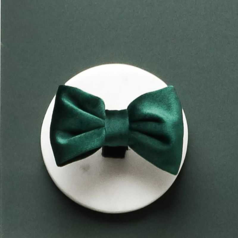 Sprinkle Christmas magic with our Forest Green Velvet Dog Bow Tie from Cocopup London. This festive Dog Bow Tie adds the perfect finishing touch to your dog's daytime apparel. 