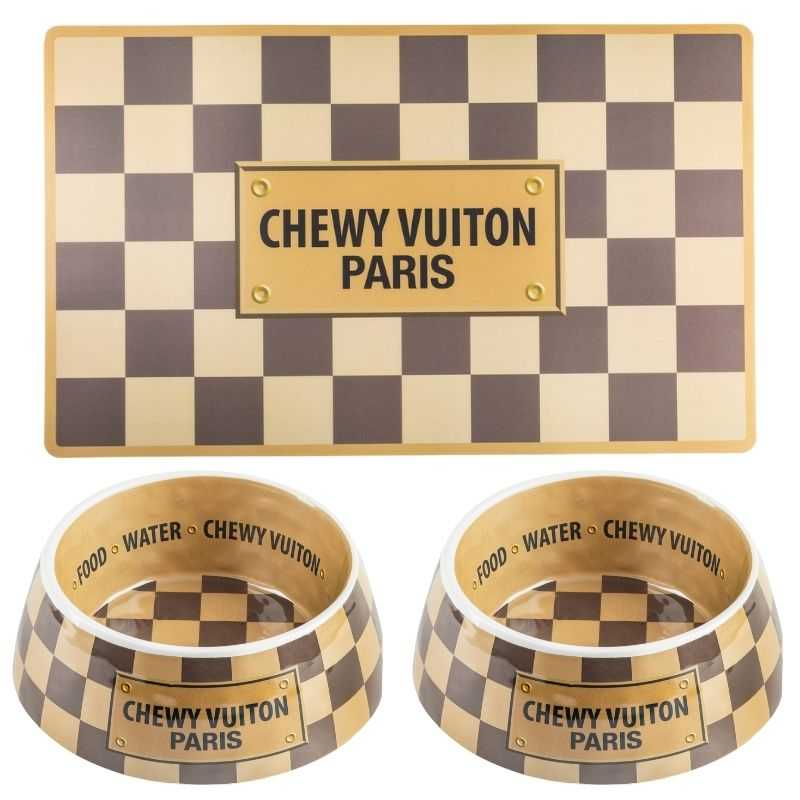 Why not add style to your dog's eating area with our fun Checker Chewy Dog Bowl Set? This set includes 2 dog bowls and a feeding mat.