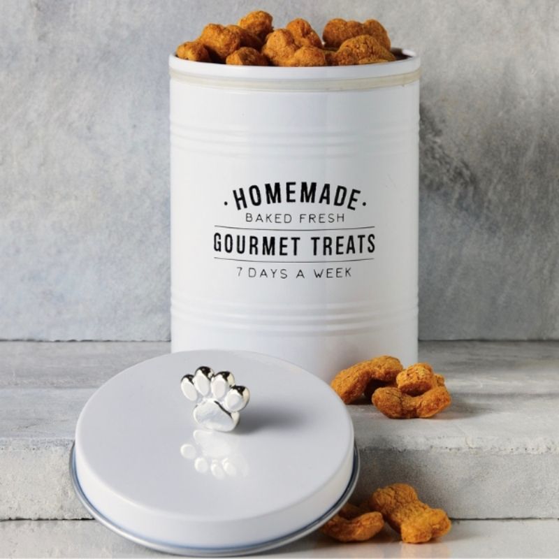 The Gourmet Treat Tin has a simplistic design that will compliment any style of kitchen. With decorative black lettering and a paw-shaped handle design on the lid.